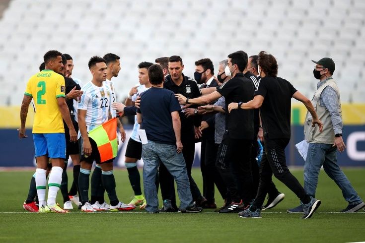 Төрт футболшыны тұтқындауға келген полиция қызметкерлері Бразилия - Аргентина матчының шырқын бұзды