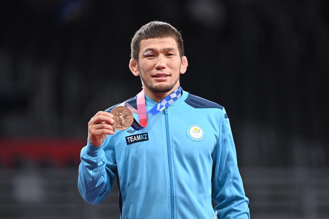 Три бронзы за день! Медали Казахстана в боксе, вольной борьбе и карате.