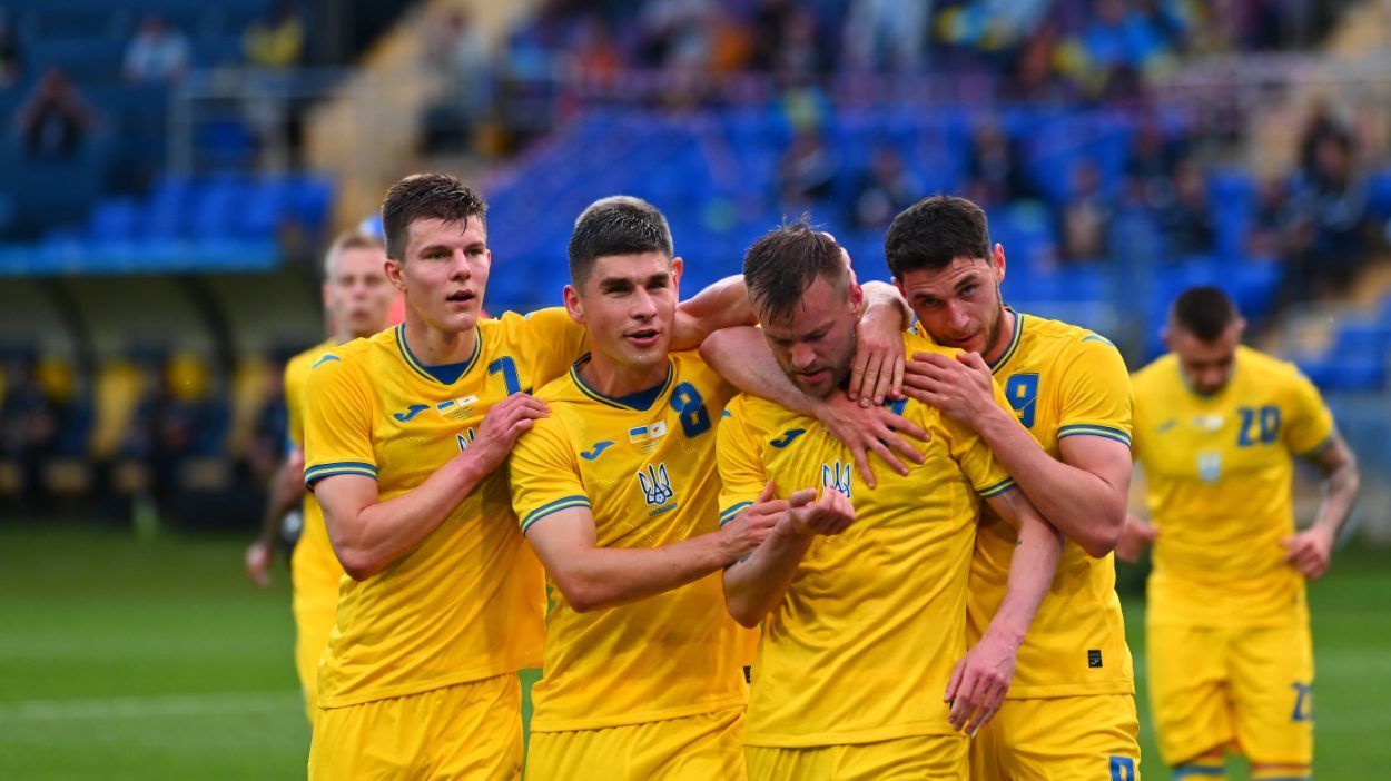 Игроки сборной Украины радуются забитому голу