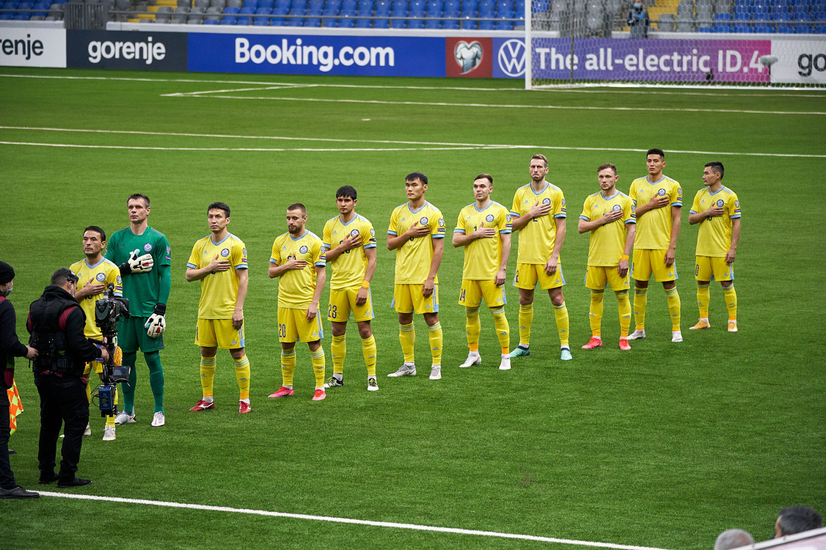 Футболисты сборной Казахстана поют гимн