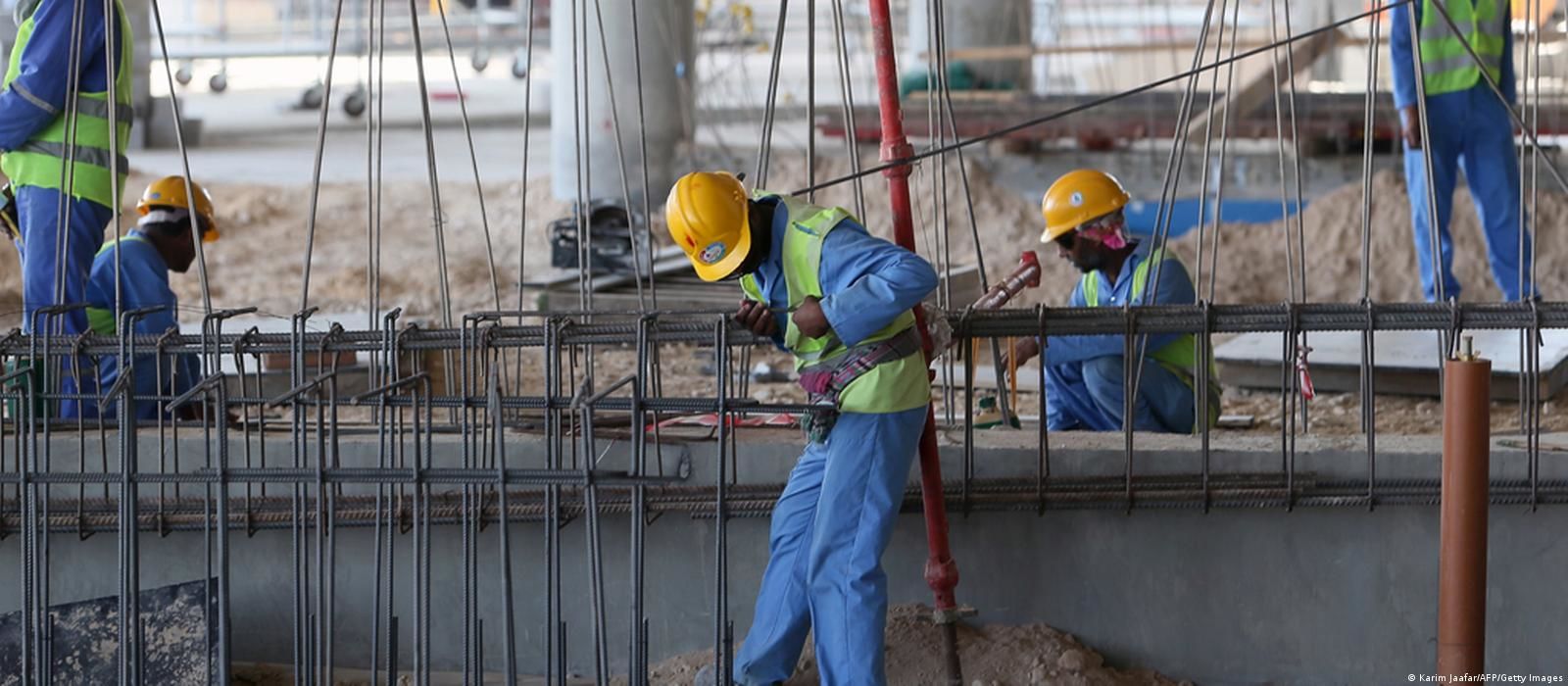 Около 15 000 рабочих погибло в Катаре