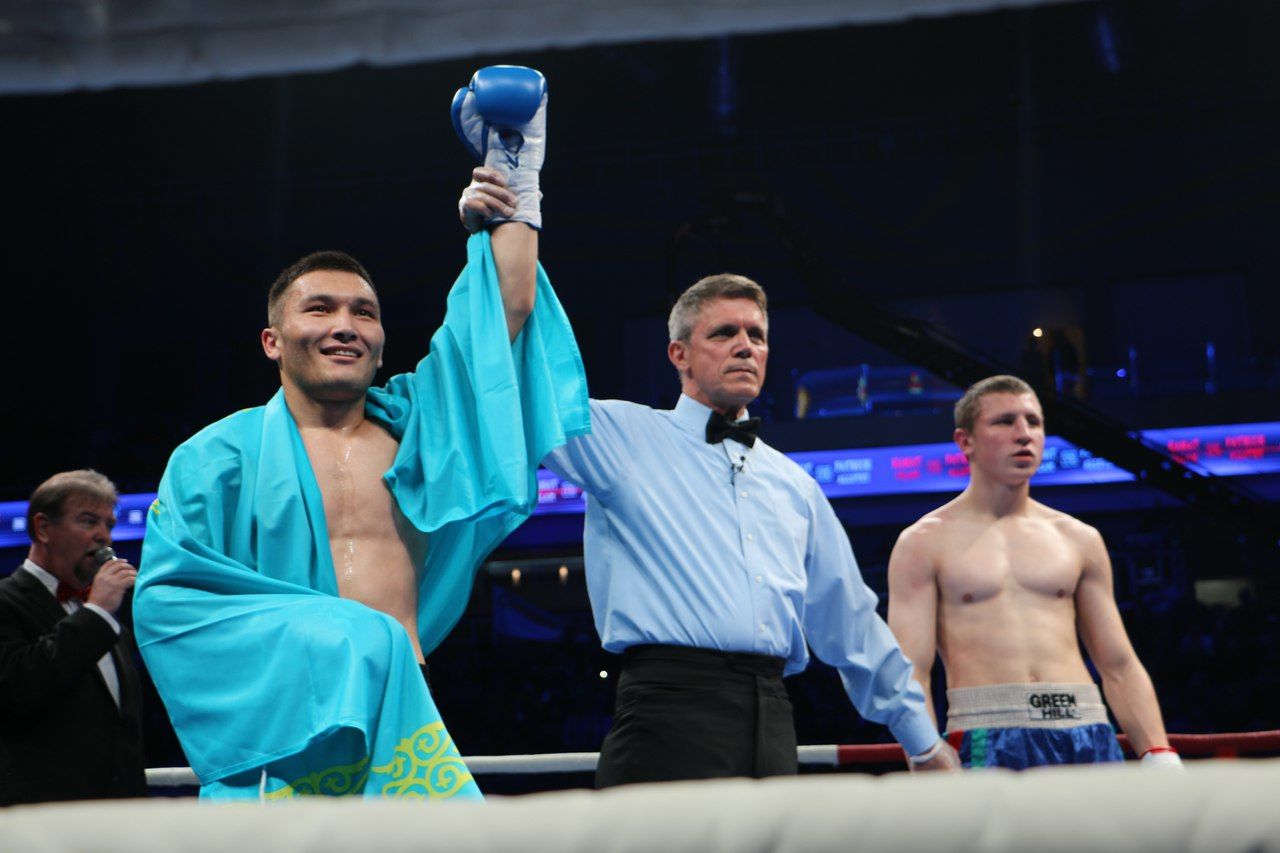 Жумабеков боксировал на профессиональном ринге