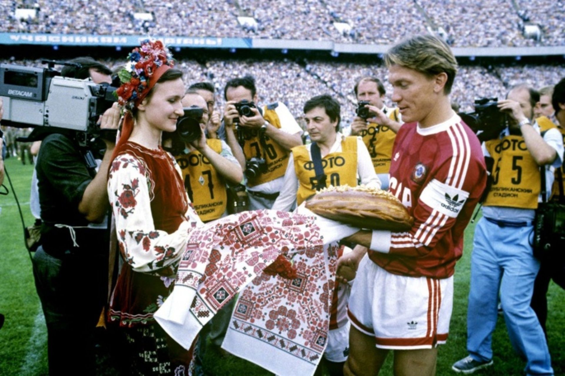 Олег Блохин перед футбольным матчем