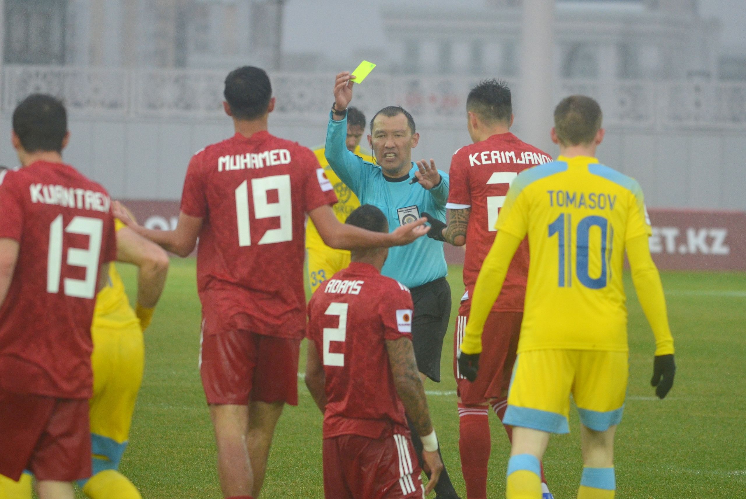 Нападающий «Турана» Алияр Мухамед получает желтую карточку в матче с «Астаной»