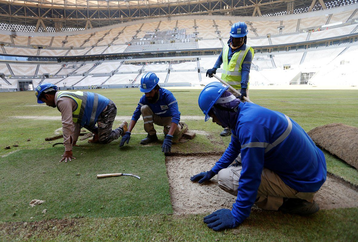 Стадионы в Катаре построены с огромными человеческими жертвами