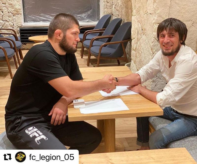 В пятницу, 13 августа, бывший чемпион UFC в легком весе Хабиб Нурмагомедов подписал контракт с профессиональным футбольным клубом из Махачкалы «Легион Динамо», выступающем в группе 1 ФНЛ-2.