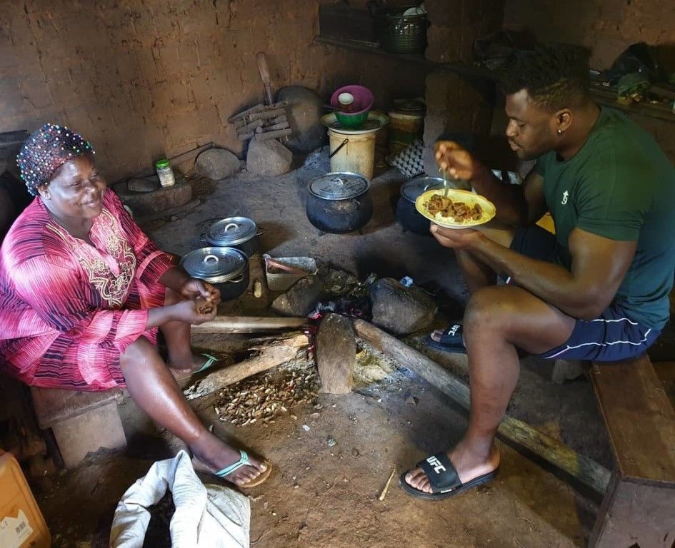 Фрэнсис Нганну в доме матери в Камеруне
