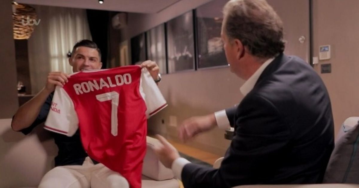 Журналист и болельщик «Арсенала» Пирс Морган вручил Роналду футболку «Арсенала»